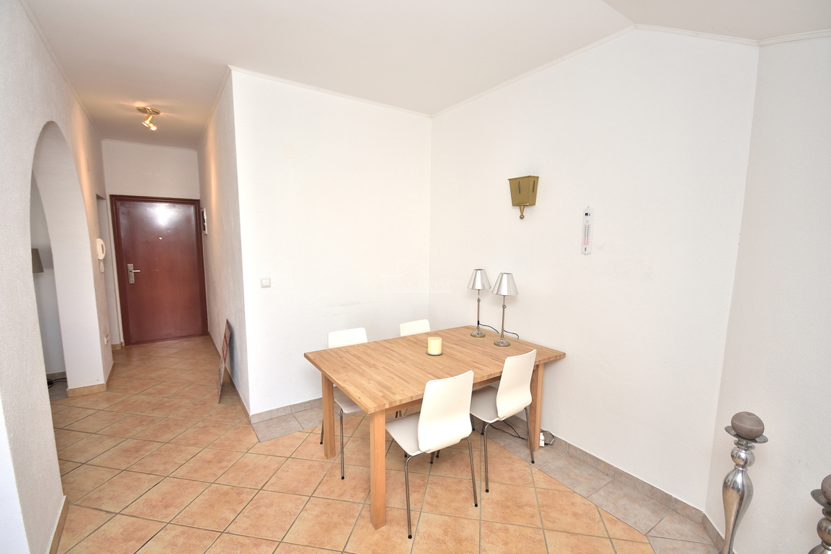 Vodice - Stanovanje z dvema spalnicama, II. nadstropje, 350 m od plaže