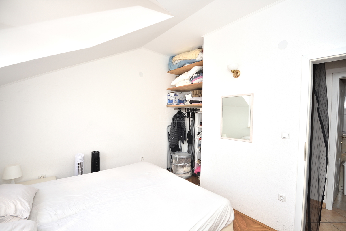 Vodice - Stanovanje z dvema spalnicama, II. nadstropje, 350 m od plaže