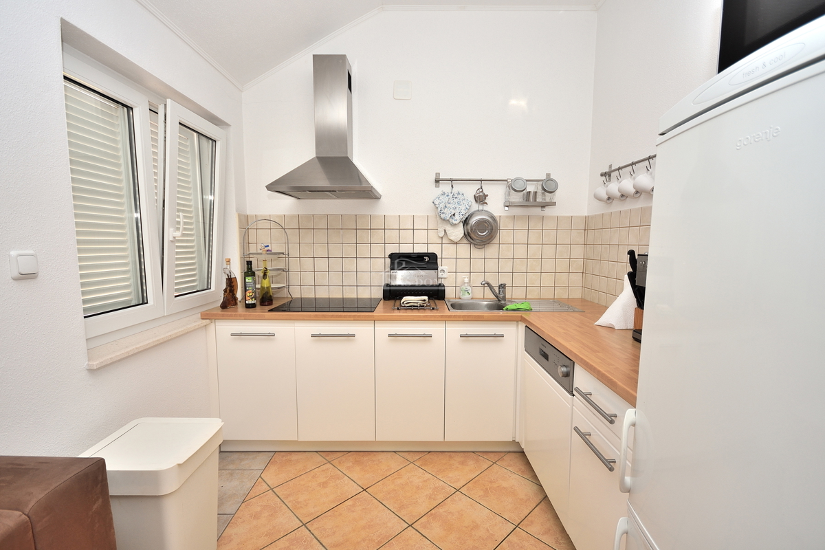 Vodice - Stanovanje z dvema spalnicama, 2. nadstropje, 350 m od plaže