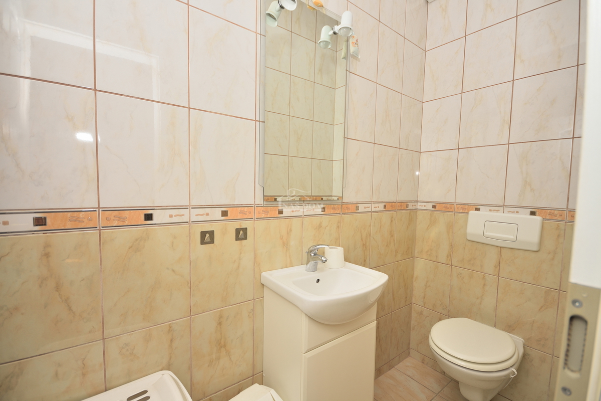 Vodice - Stanovanje z dvema spalnicama, 2. nadstropje, 350 m od plaže