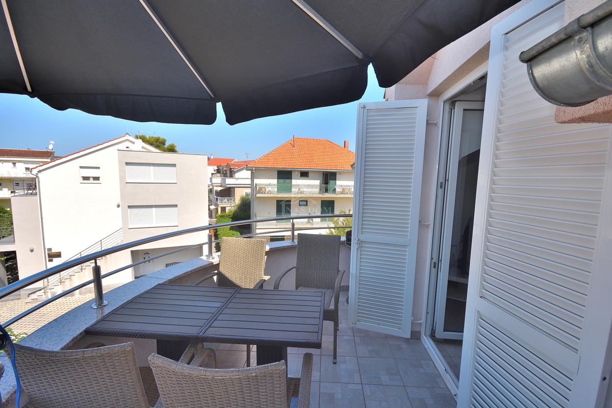 Vodice - Stanovanje z dvema spalnicama, II. nadstropje, 350 m od plaže