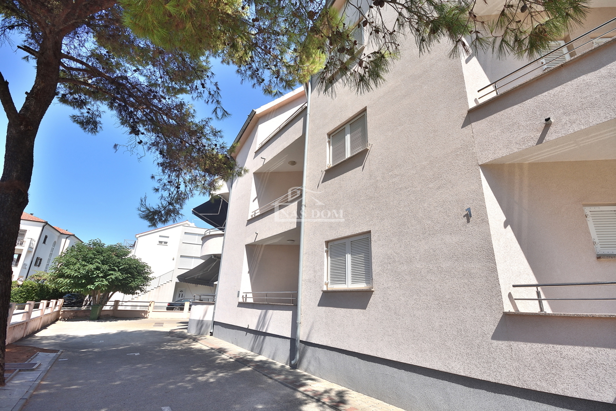 Vodice - Stanovanje z dvema spalnicama, II. nadstropje, 350 m od plaže