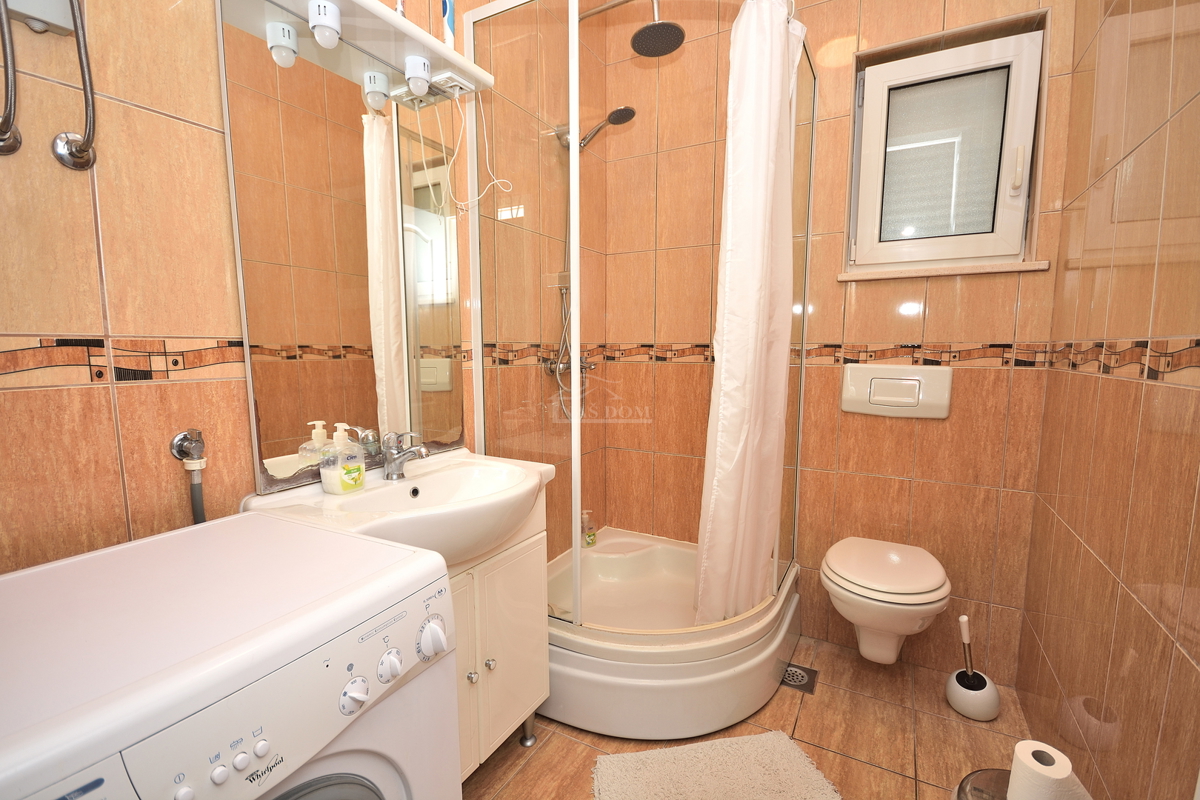 Vodice - Stanovanje z dvema spalnicama, II. nadstropje, 350 m od plaže