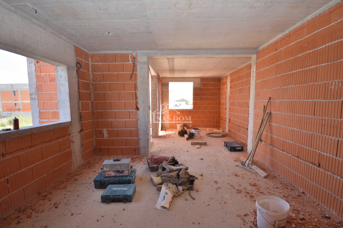 Vodice - Stanovanje S3 v pritličju z vrtom, 500 m od središča