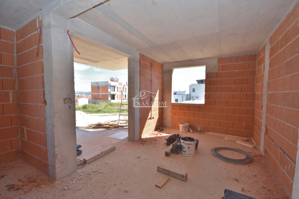 Vodice - Stanovanje S3 v pritličju z vrtom, 500 m od središča