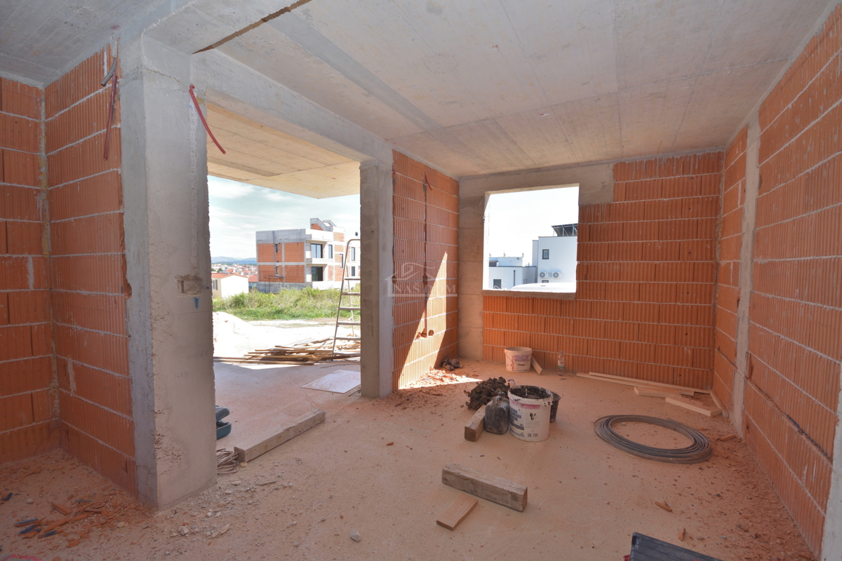 Vodice - Stanovanje S3 v pritličju z vrtom, 500 m od središča