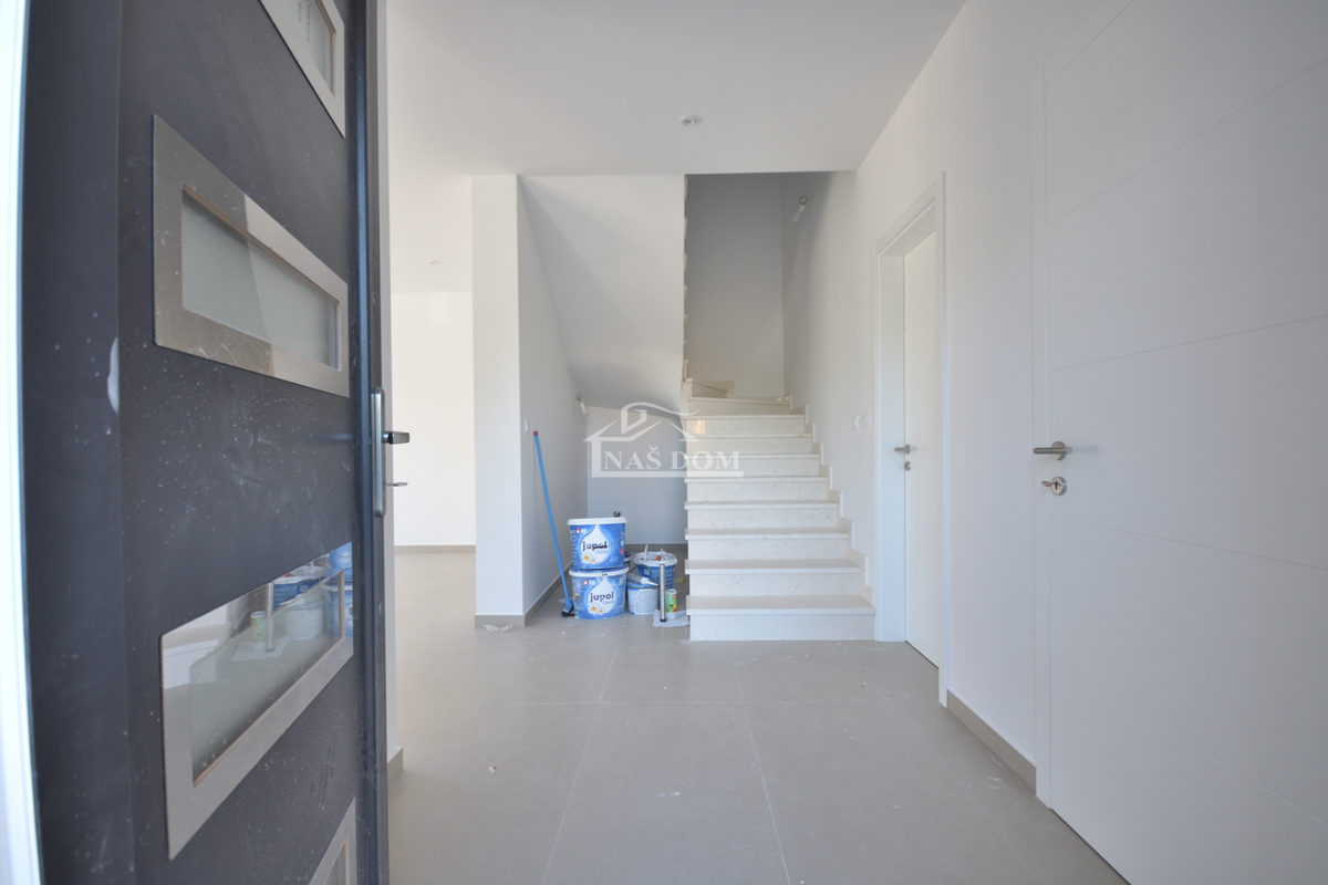 PRILOŽNOST: Dvojna hiša S2 v Vodicah – mirna lega, bližina vseh vsebin