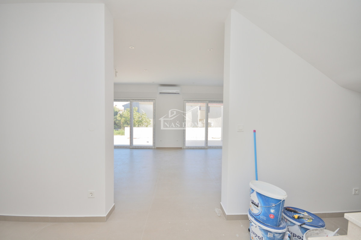 PRILOŽNOST: Dvojna hiša S2 v Vodicah – mirna lega, bližina vseh vsebin