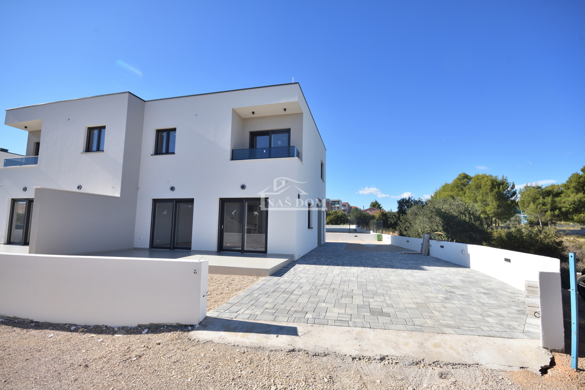 PRILOŽNOST: Dvojna hiša S2 v Vodicah – mirna lega, bližina vseh vsebin