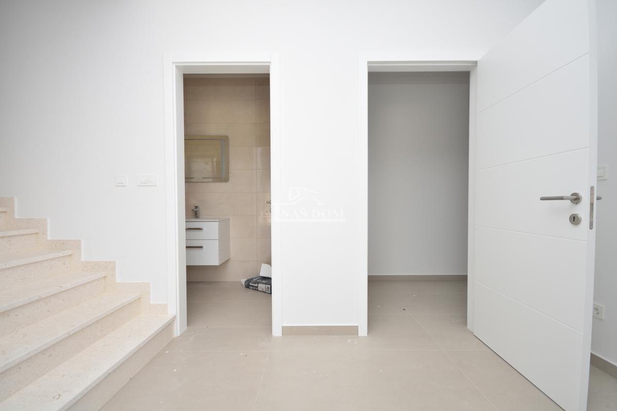 PRILOŽNOST: Dvojna hiša S2 v Vodicah – mirna lega, bližina vseh vsebin