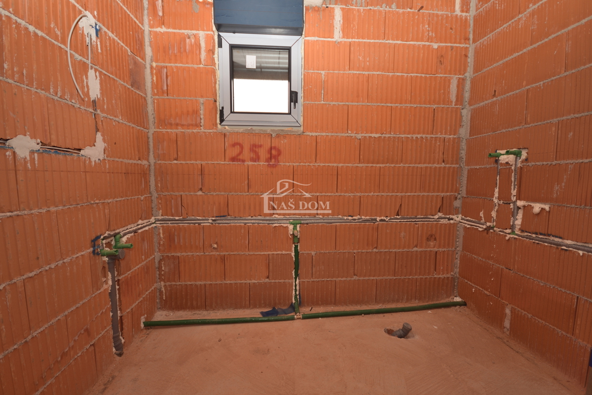 Tribunj - Luksuzno triosobno stanovanje S2 z vrtom, le 250 m od plaže