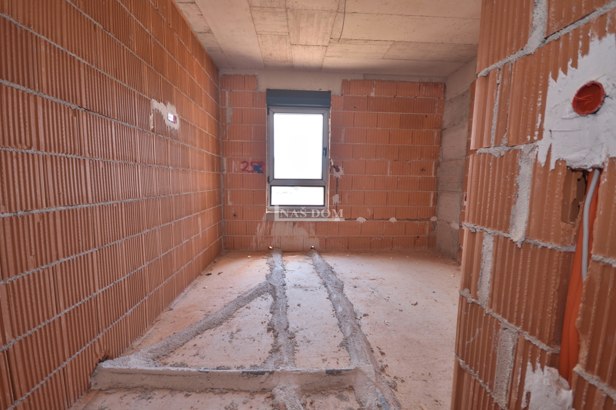 Tribunj - Luksuzno triosobno stanovanje S2 z vrtom, le 250 m od plaže