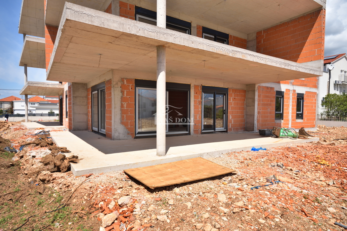 Tribunj - Luksuzno triosobno stanovanje S2 z vrtom, le 250 m od plaže