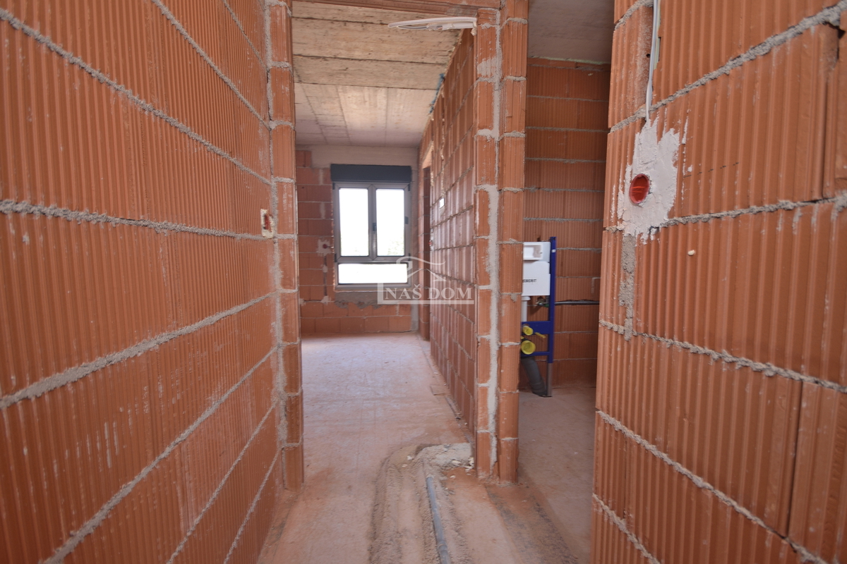 Tribunj - Luksuzno triosobno stanovanje S2 z vrtom, le 250 m od plaže