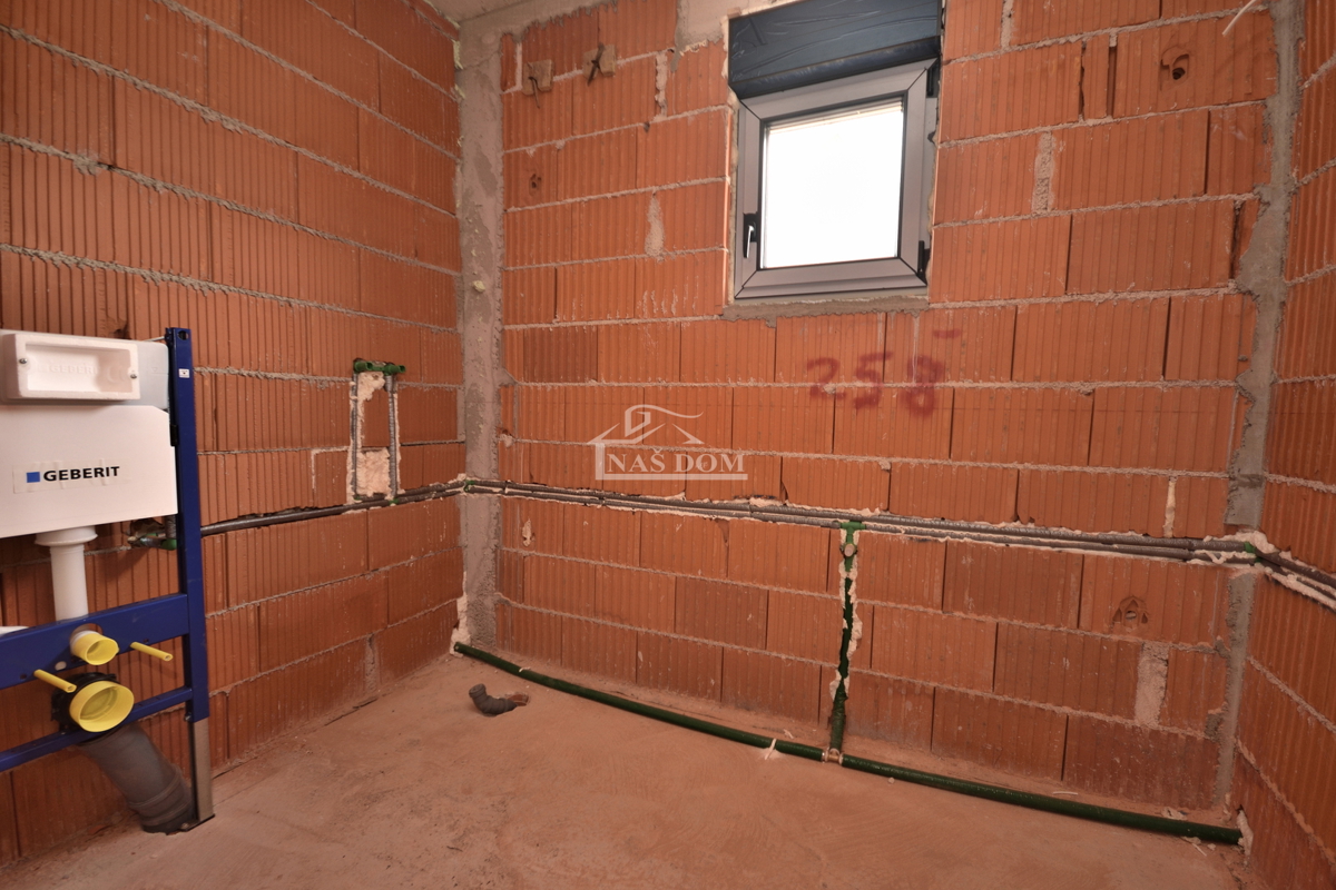 Tribunj - Luksuzno triosobno stanovanje S2 z vrtom, le 250 m od plaže