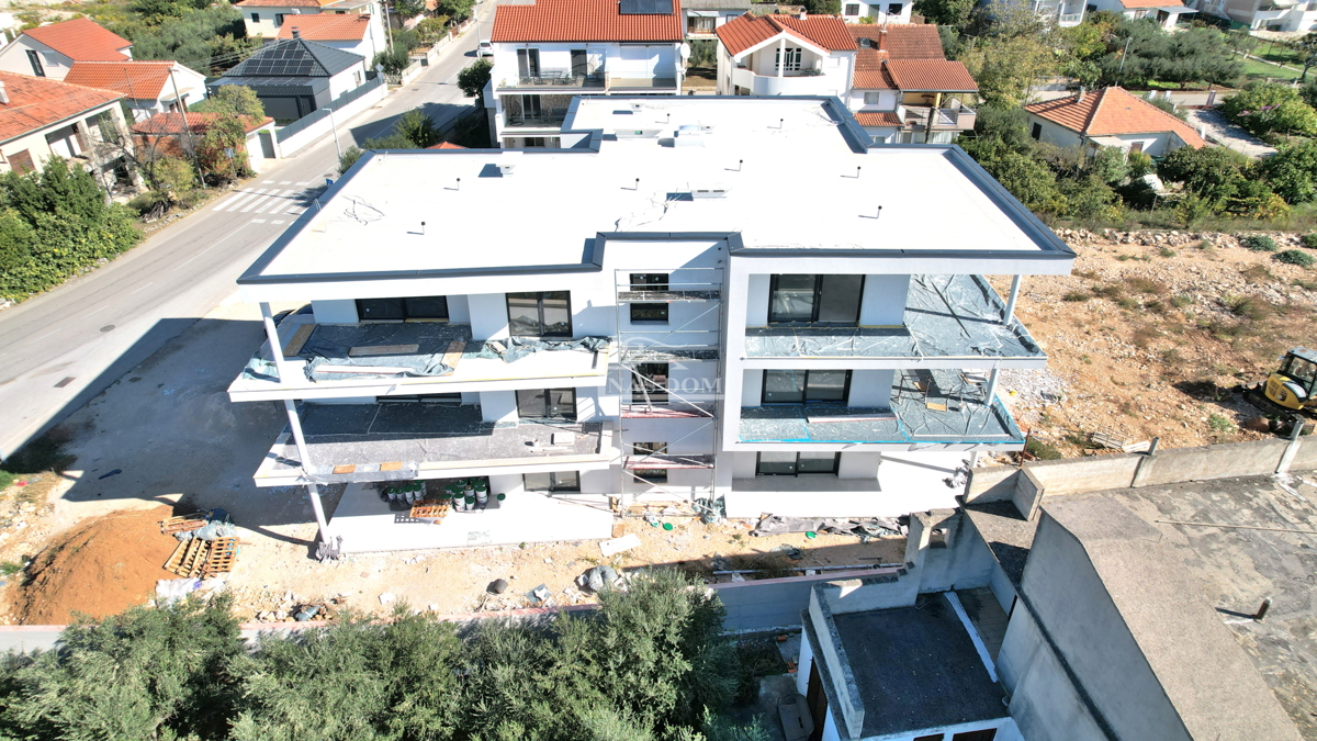 Tribunj - Luksuzno triosobno stanovanje S2 z vrtom, le 250 m od plaže