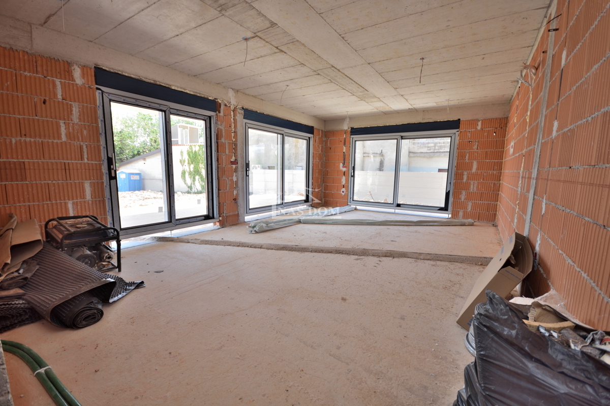 Tribunj - Luksuzno triosobno stanovanje S2 z vrtom, le 250 m od plaže