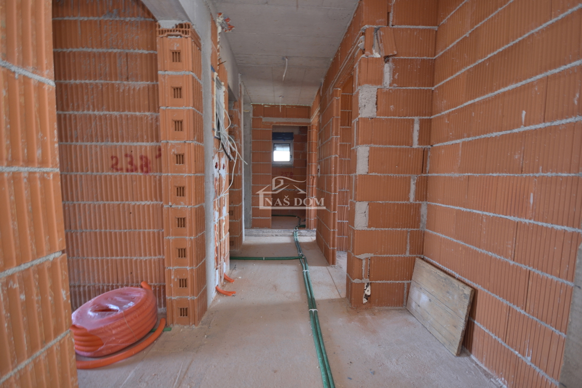 Tribunj - Luksuzno triosobno stanovanje S2 z vrtom, le 250 m od plaže