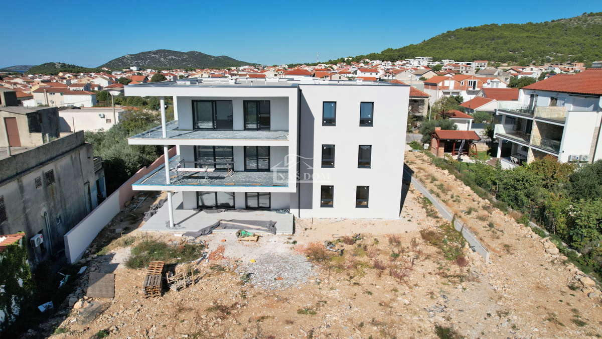 Tribunj - Luksuzno triosobno stanovanje S2 z vrtom, le 250 m od plaže