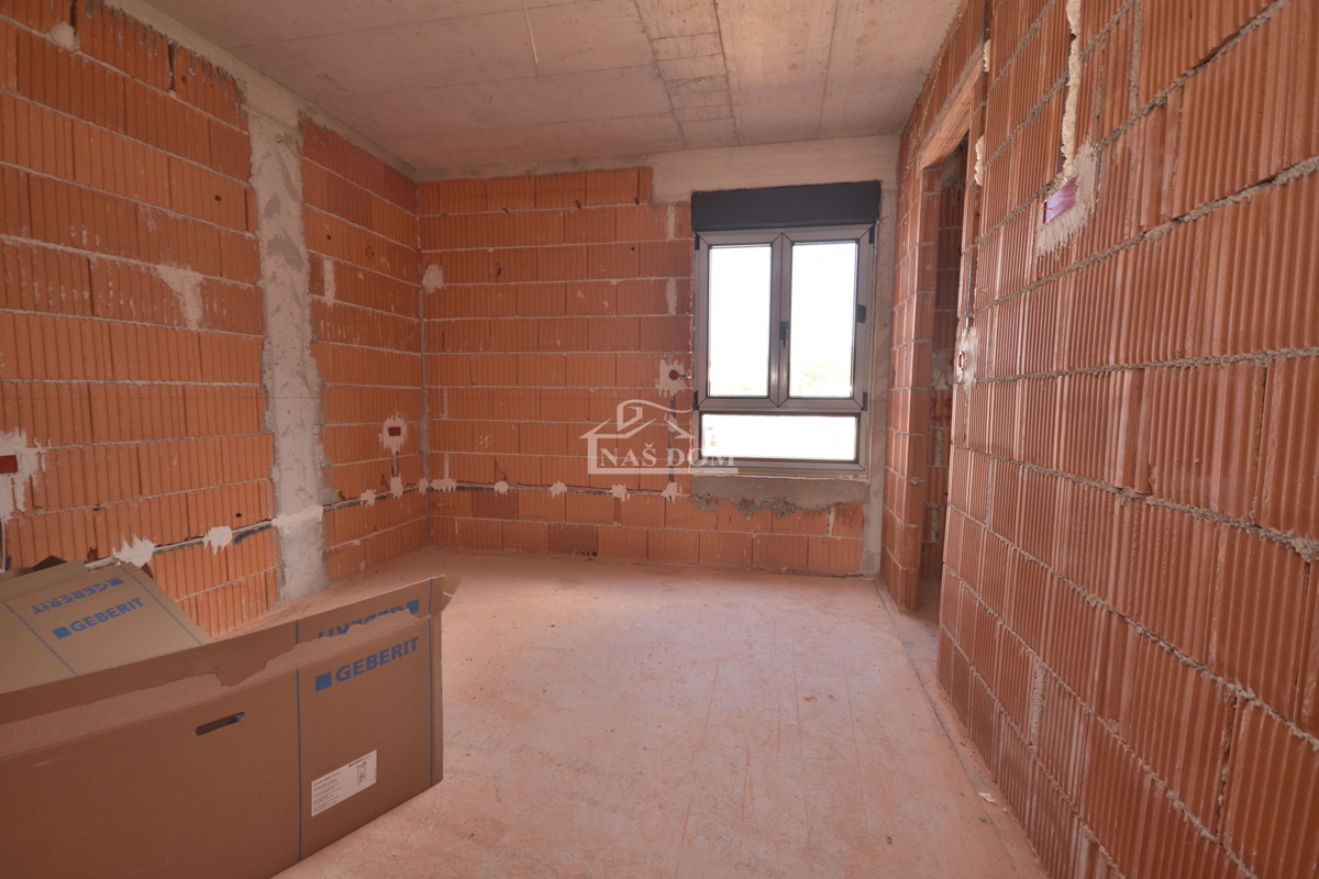 Tribunj - Luksuzno triosobno stanovanje S2 z vrtom, le 250 m od plaže