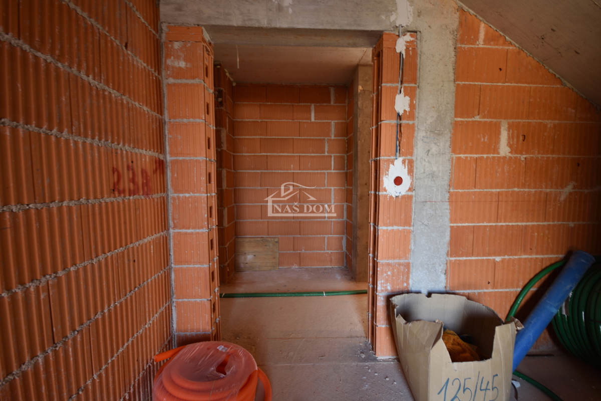 Tribunj - Luksuzno triosobno stanovanje S2 z vrtom, le 250 m od plaže