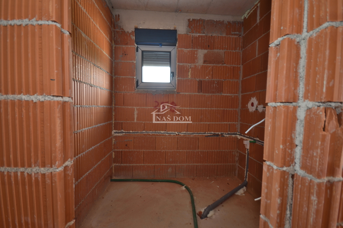 Tribunj - Luksuzno triosobno stanovanje S2 z vrtom, le 250 m od plaže