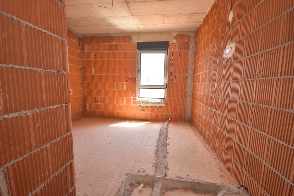 Tribunj - Luksuzno triosobno stanovanje S2 z vrtom, le 250 m od plaže