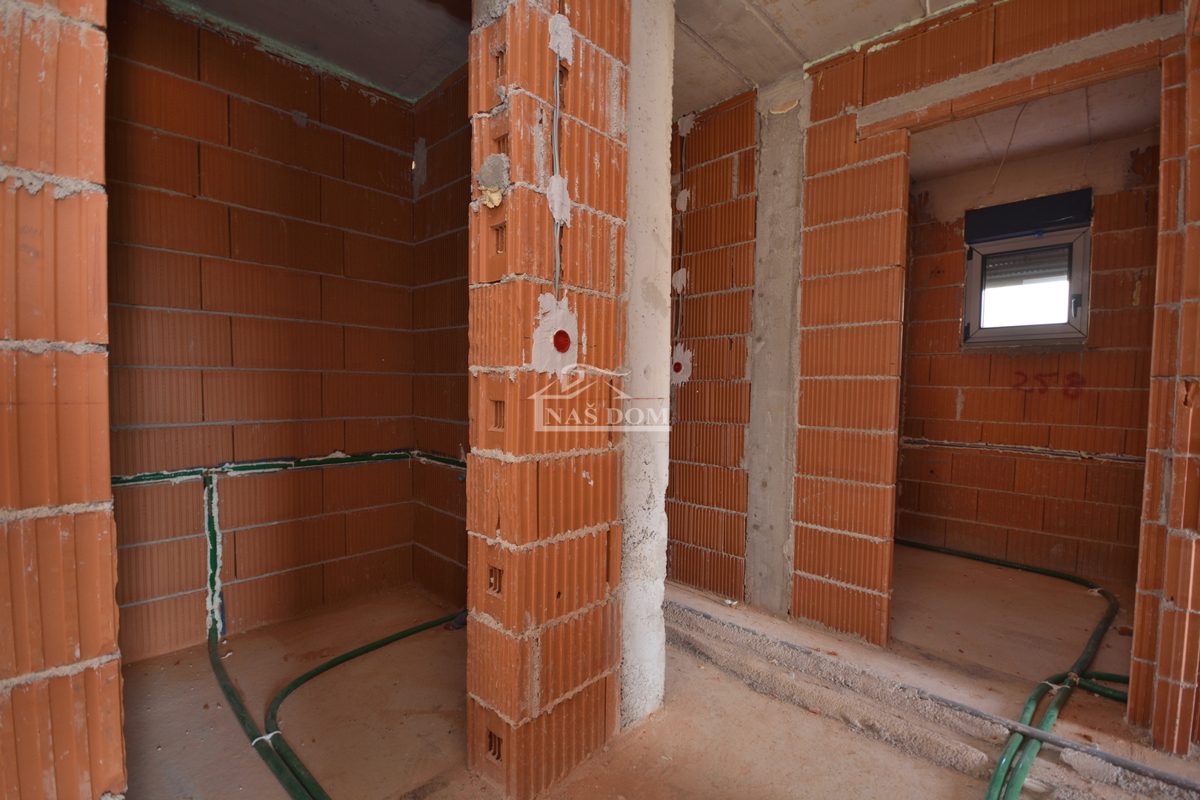 Tribunj - Luksuzno triosobno stanovanje S2 z vrtom, le 250 m od plaže