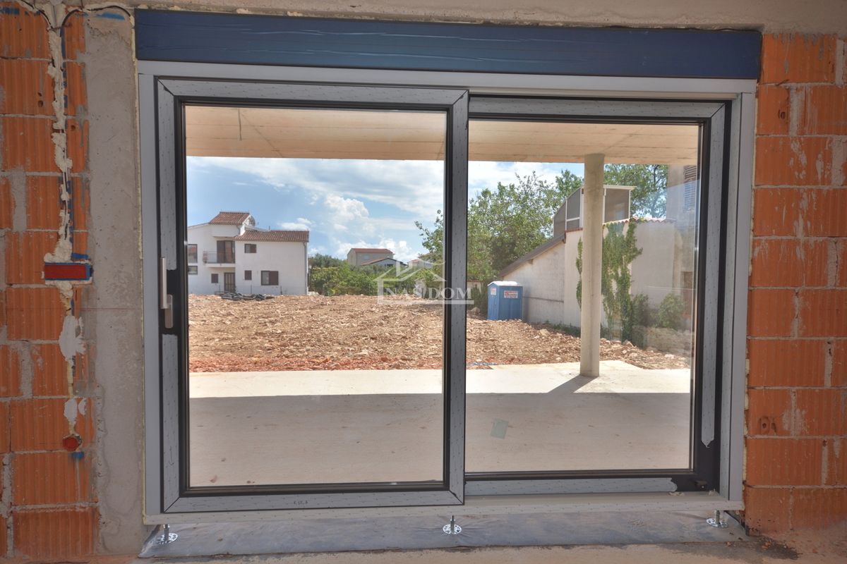 Tribunj - Luksuzno triosobno stanovanje S2 z vrtom, le 250 m od plaže