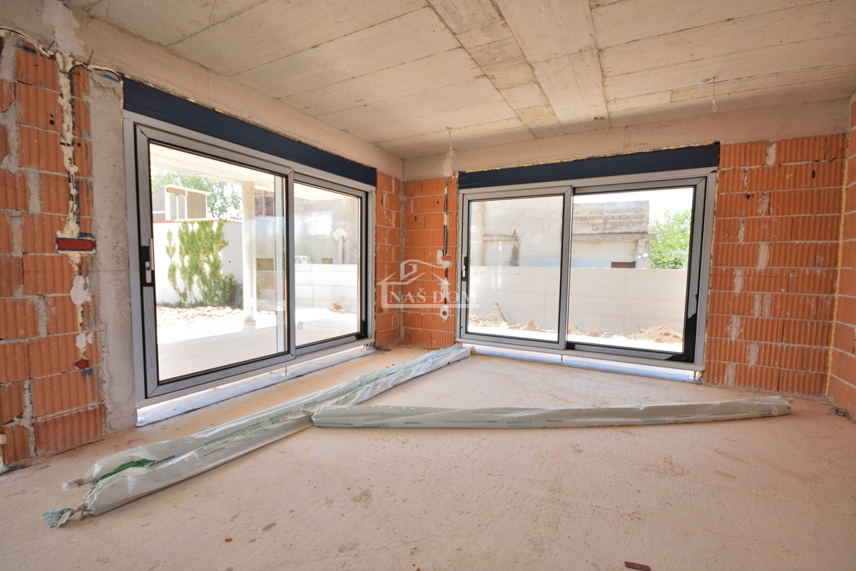 Tribunj - Luksuzno triosobno stanovanje S2 z vrtom, le 250 m od plaže