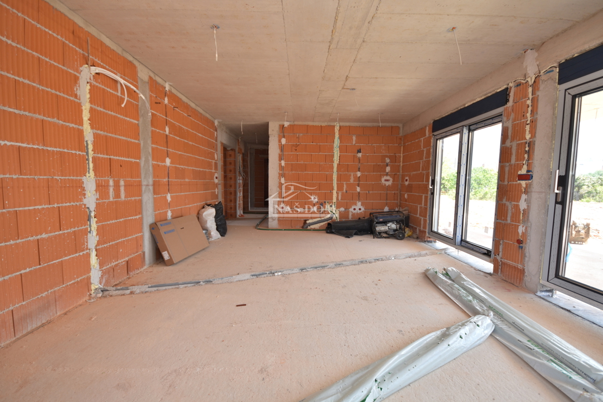 Tribunj - Luksuzno triosobno stanovanje S2 z vrtom, le 250 m od plaže