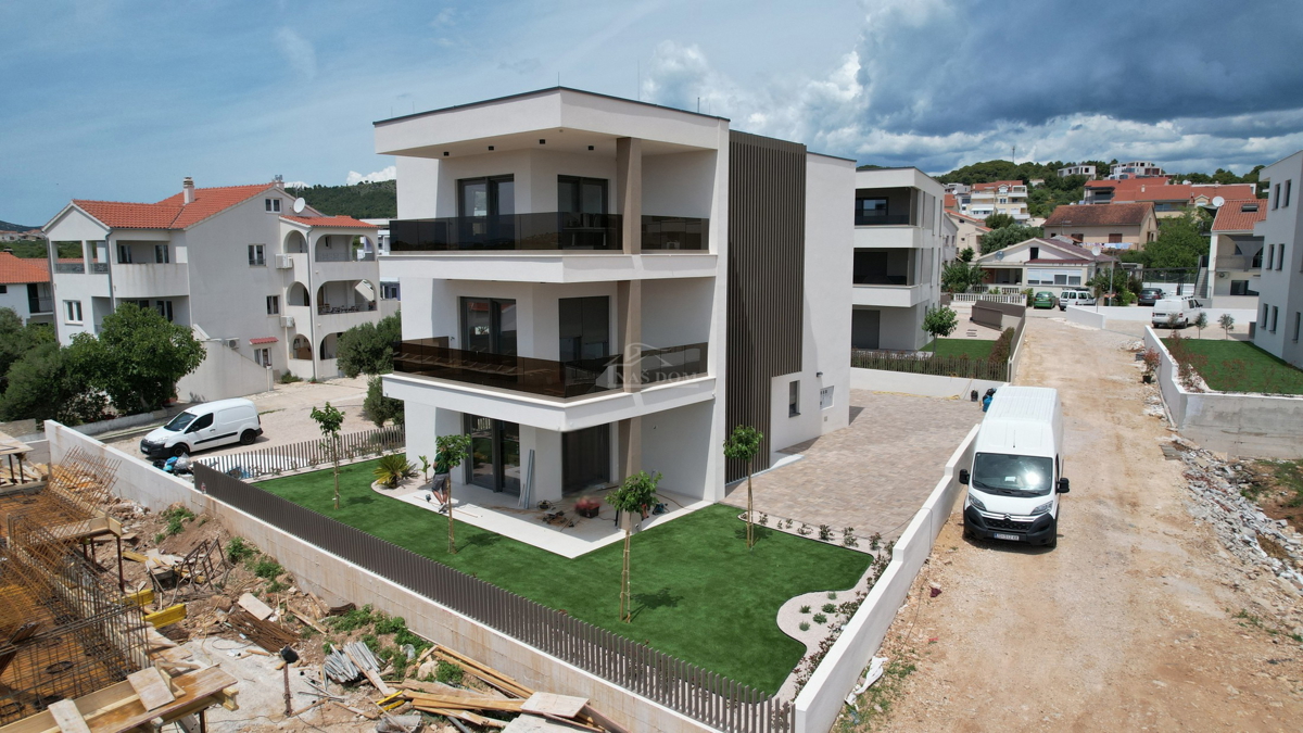 Vodice - Luksuzno stanovanje S2, le 300 m od plaže, pogled na morje