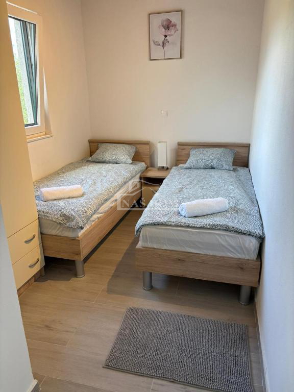 Vodice - Hiša z bazenom in oljčnim nasadom v zaledju Vodic