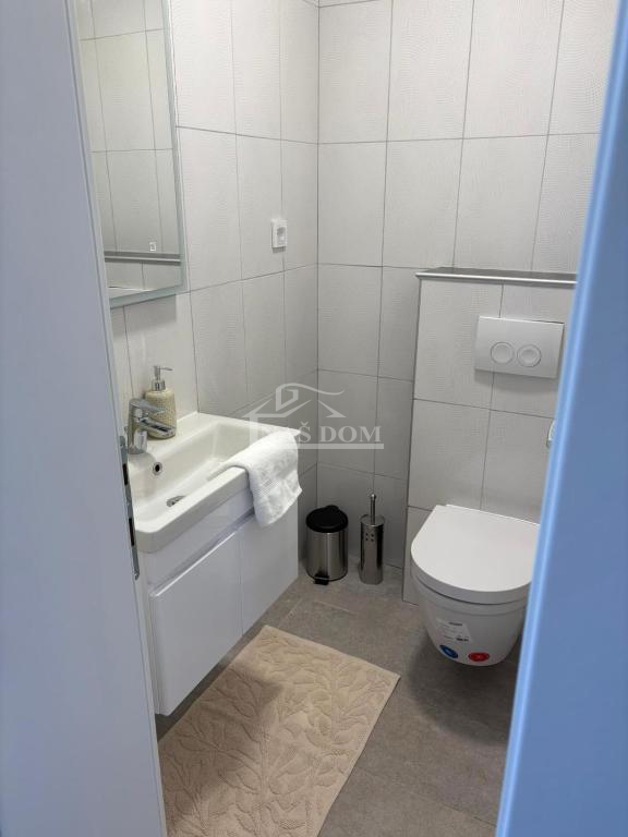 Vodice - Hiša z bazenom in oljčnim nasadom v zaledju Vodic