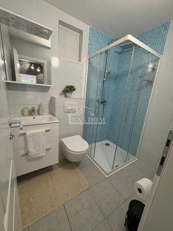 Vodice - Hiša z bazenom in oljčnim nasadom v zaledju Vodic