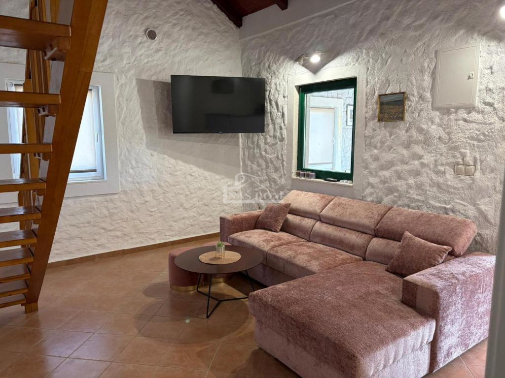 Vodice - Hiša z bazenom in oljčnim nasadom v zaledju Vodic