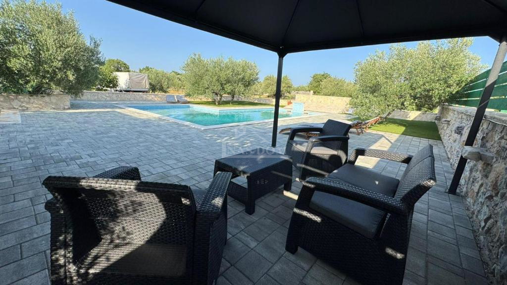 Vodice - hiša z bazenom, oljčni nasad v zaledju Vodic