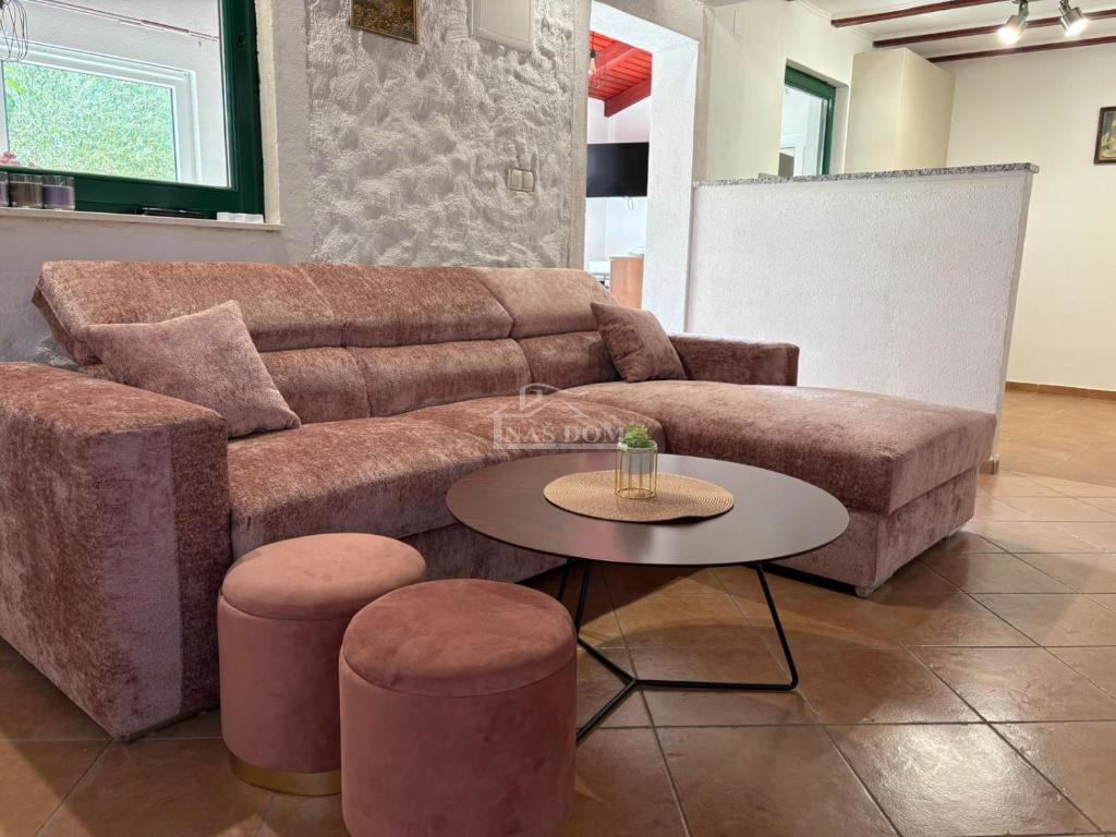 Vodice - Hiša z bazenom in oljčnim nasadom v zaledju Vodic