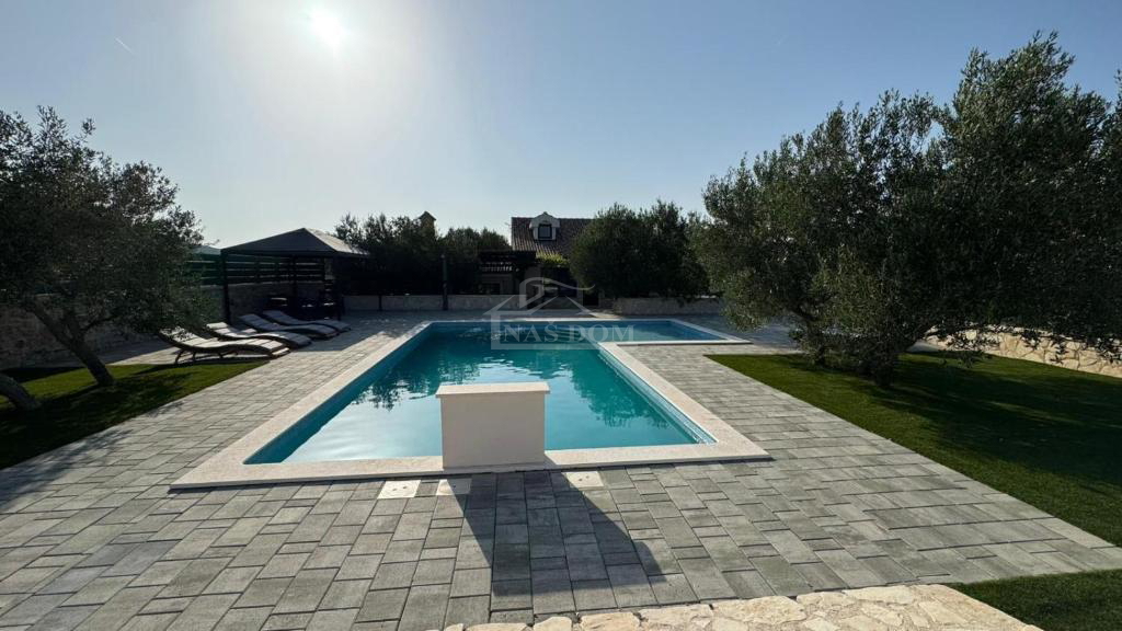 Vodice - hiša z bazenom, oljčni nasad v zaledju Vodic