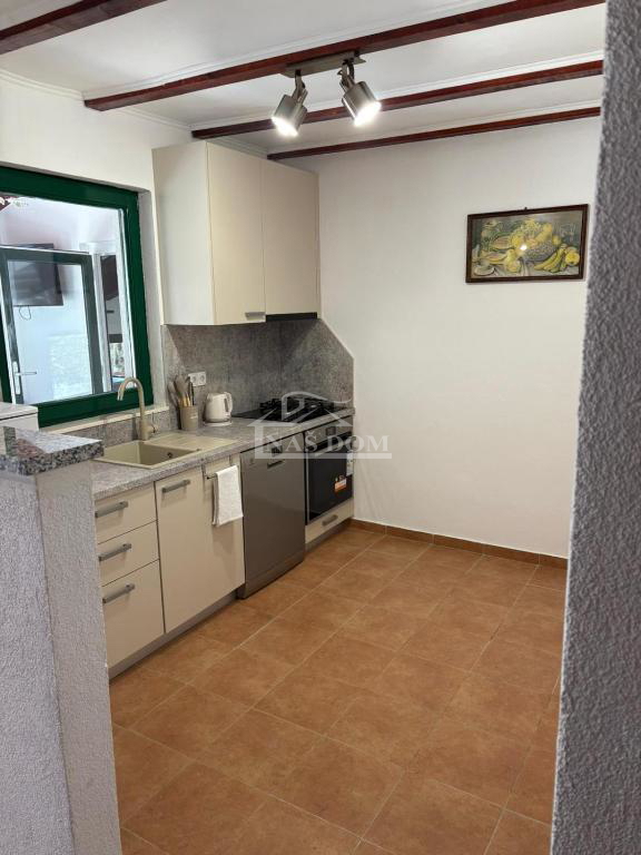 Vodice - Hiša z bazenom in oljčnim nasadom v zaledju Vodic