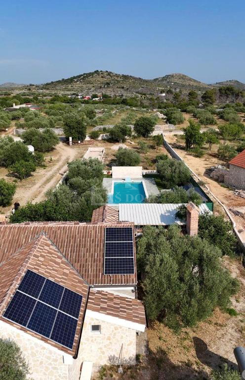 Vodice - hiša z bazenom, oljčni nasad v zaledju Vodic