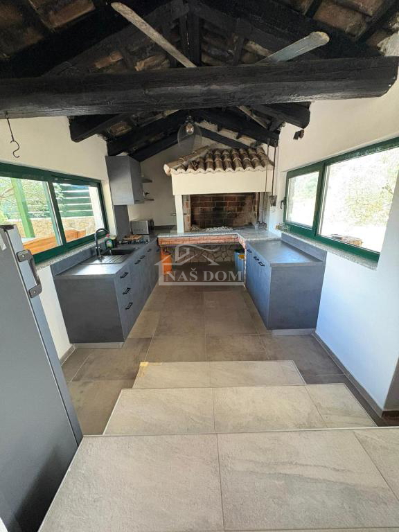 Vodice - Hiša z bazenom in oljčnim nasadom v zaledju Vodic