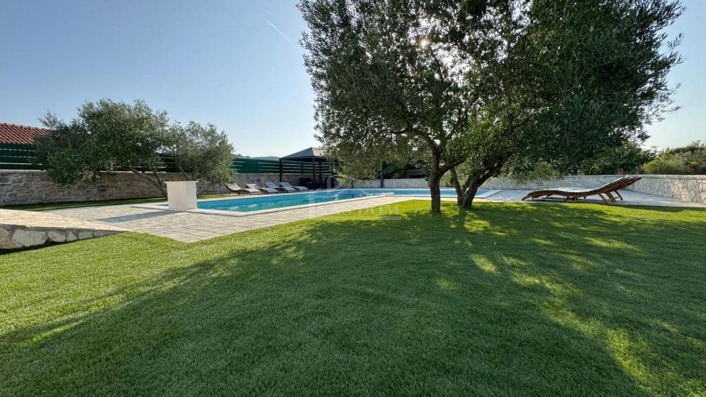 Vodice - hiša z bazenom, oljčni nasad v zaledju Vodic