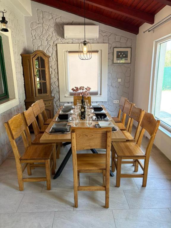 Vodice - Hiša z bazenom in oljčnim nasadom v zaledju Vodic