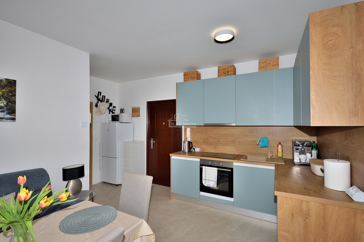 Vodice - opremljeno dvosobno stanovanje v visokem pritličju, 600 m od plaže