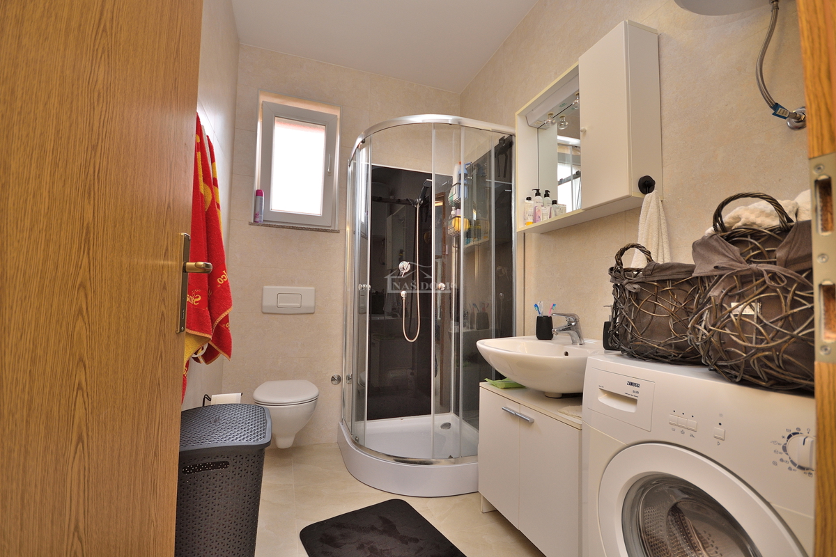 Vodice - opremljeno dvosobno stanovanje v visokem pritličju, 600 m od plaže