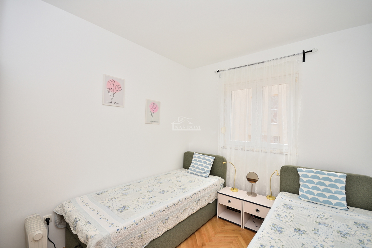 Vodice - opremljeno dvosobno stanovanje v visokem pritličju, 600 m od plaže