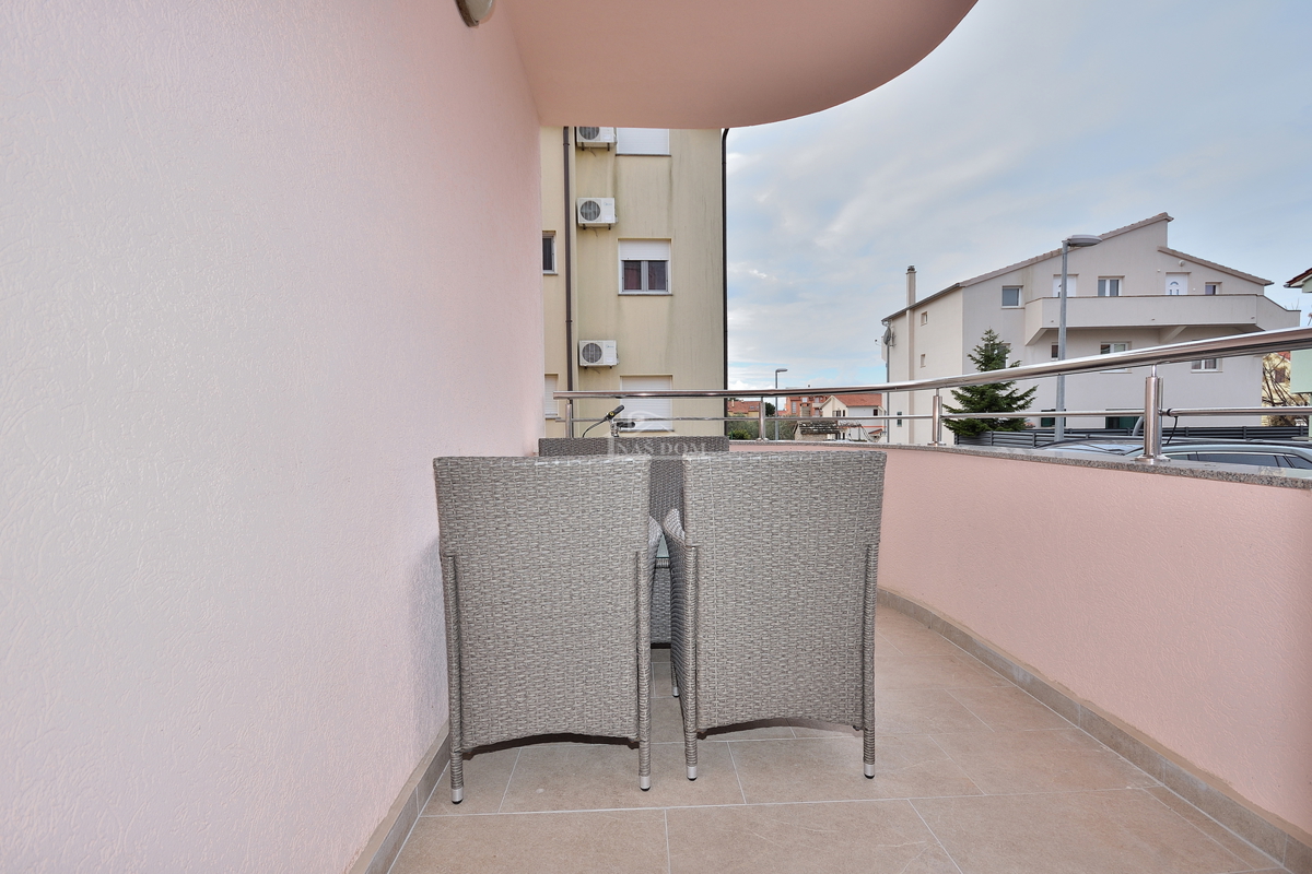 Vodice - opremljeno dvosobno stanovanje v visokem pritličju, 600 m od plaže