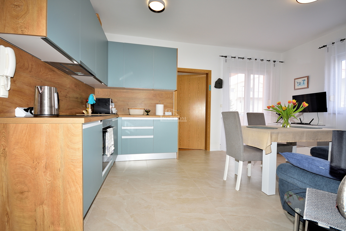 Vodice - opremljeno dvosobno stanovanje v visokem pritličju, 600 m od plaže