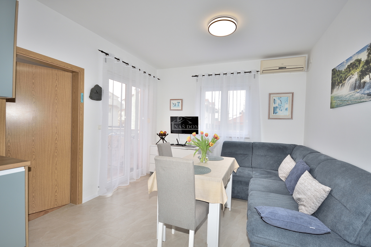 Vodice - opremljeno dvosobno stanovanje v visokem pritličju, 600 m od plaže